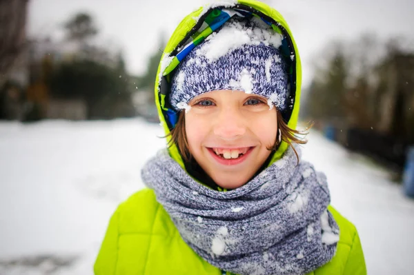 Porträt des Schuljungen, der an einem Wintertag geht. — Stockfoto