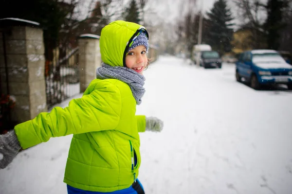 Malý školák jde po ulici v zimě. — Stock fotografie