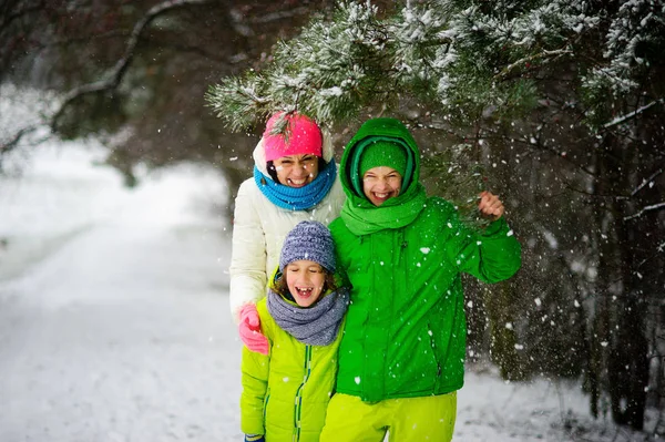 Mère avec deux fils sur la promenade dans la journée d'hiver . — Photo