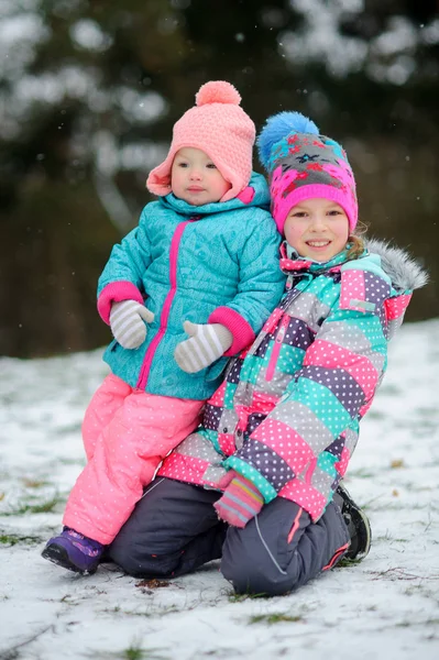Deux petites filles en promenade hivernale . — Photo