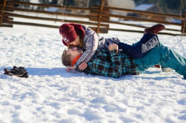 Genç çift neşeyle karda yakalayabileceğine