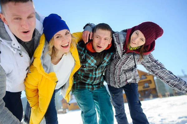 Vrolijke groep vrienden poseren voor de camera. — Stockfoto