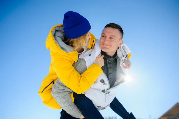 Young man holding his girlfriend on his shoulders — Stock Photo, Image