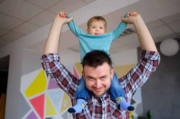 Ragazzino siede sulle spalle di suo padre . — Foto Stock