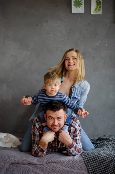 Rodinný portrét. Mladá rodina tří lidí. — Stock fotografie