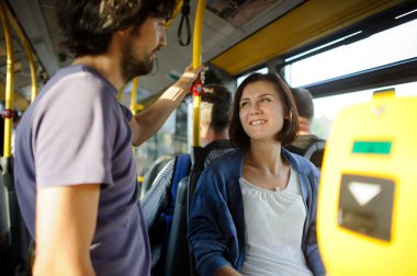 Şehir otobüs içinde genç Çift.