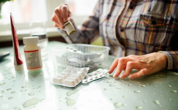 The woman having rheumatoid arthritis takes medicine. — Stock Photo, Image