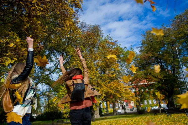 Мягкая осень. Две девочки весело проводят время в городском парке . — стоковое фото