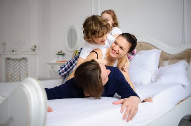 Sabah mutlu bir aile içinde bugün.