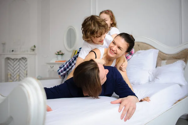 Manhã do dia de folga em uma família feliz . — Fotografia de Stock