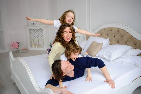 Início alegre do dia em uma família feliz . — Fotografia de Stock