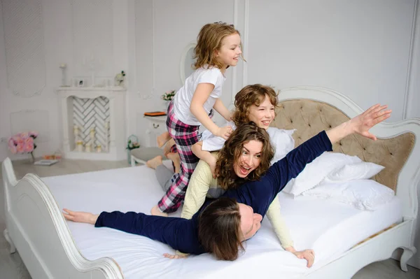 Allegro inizio di giornata in una famiglia felice . — Foto Stock