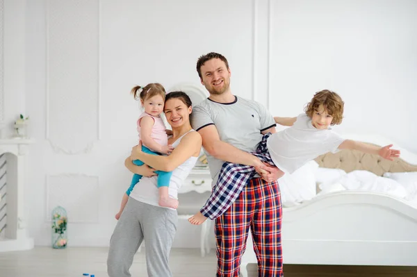 Cheerful beginning of day in a happy family. — Stock Photo, Image