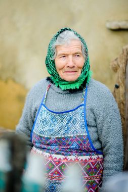yaşlı köylü kadın.