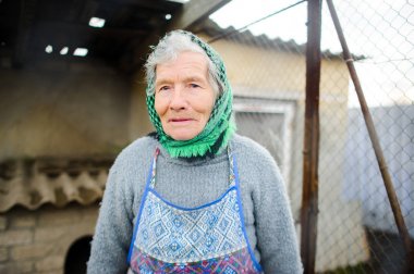 yaşlı köylü kadın.