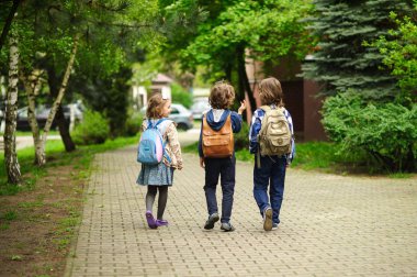 Küçük öğrenciler meslekler üzerinde acele.