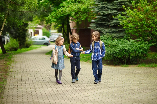 Tre små vänner gå i skolan. — Stockfoto