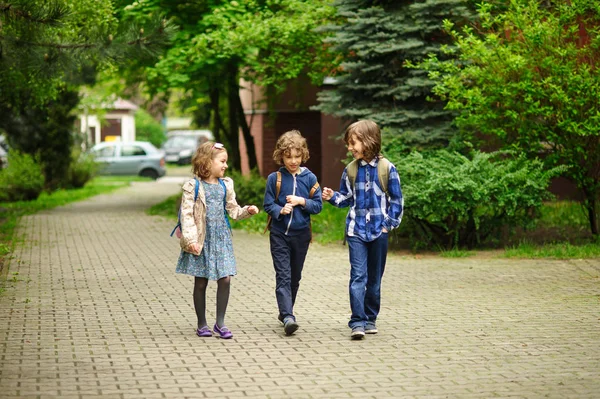 Üç küçük arkadaşların okula gitmek. — Stok fotoğraf