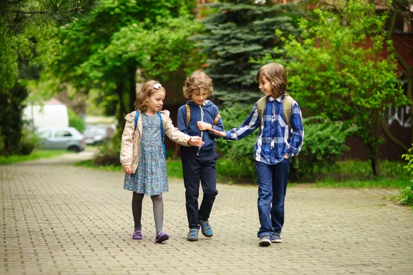 Drei kleine Freunde gehen zur Schule. — Stockfoto