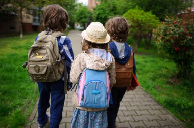 Küçük öğrenciler meslekler üzerinde acele.