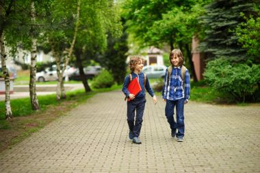İlköğretim okulu öğrencileri okula acele.