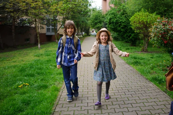 Gli studenti delle scuole elementari si affrettano a scuola . — Foto Stock