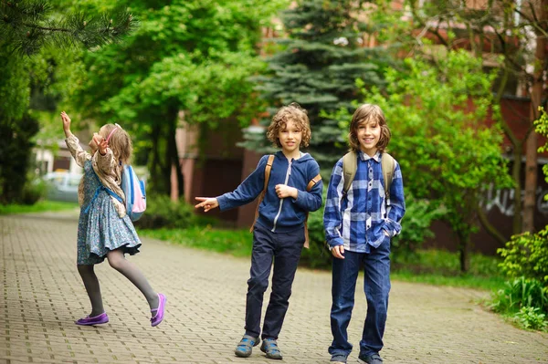 3 작은 친구는 학교에서 수업에 서둘러. — 스톡 사진