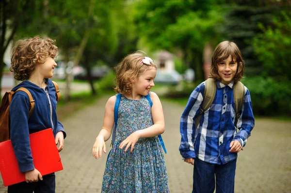 I piccoli studenti hanno iniziato una partita nel cortile della scuola. . — Foto Stock