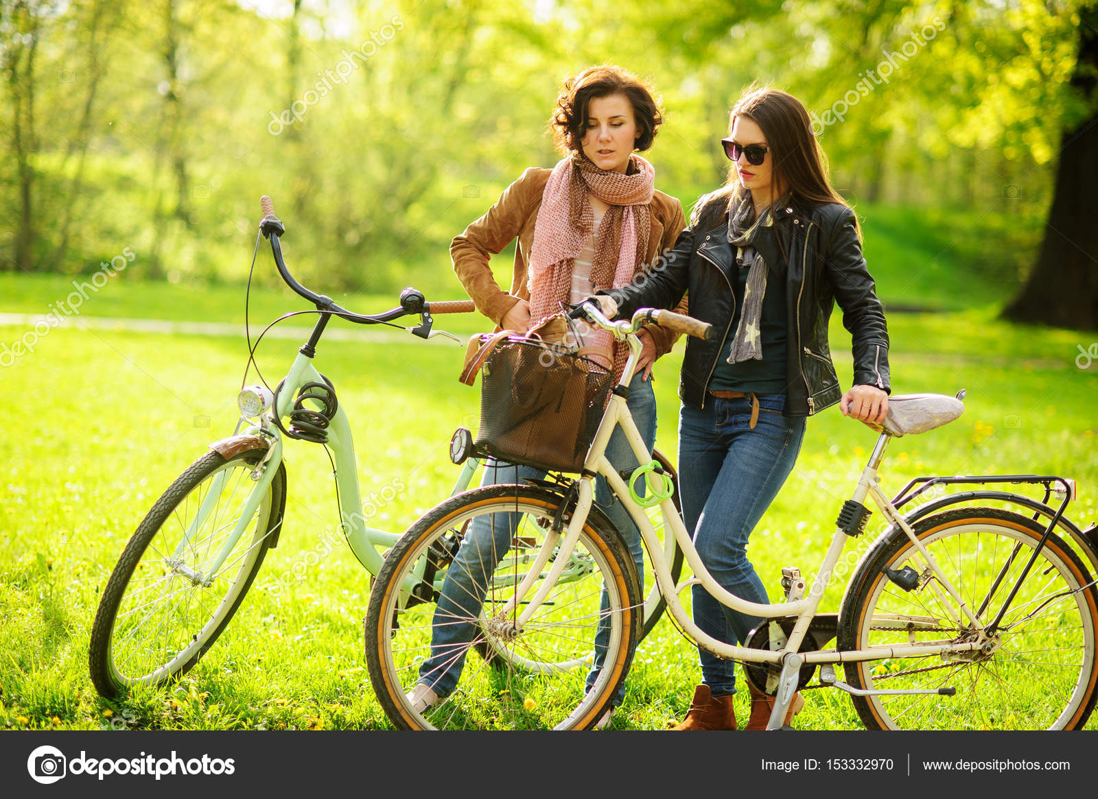 Zwei junge attraktive Frauen Fahrrad fahren im