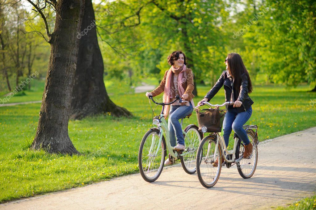 im minirock fahrrad fahren