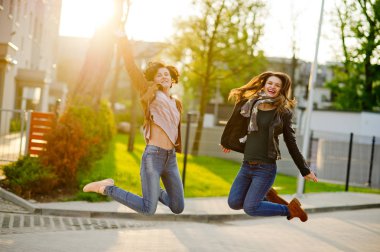 iki neşeli kız arkadaşım