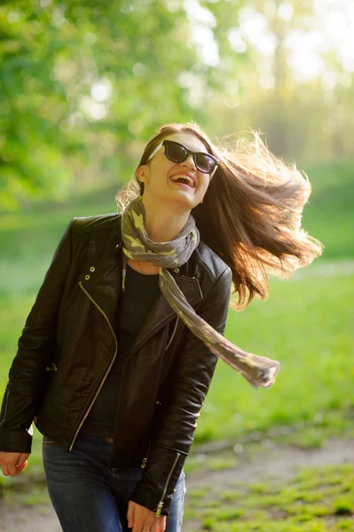 Portret van de jonge vrolijke vrouw in de stralen van de zon. — Stockfoto