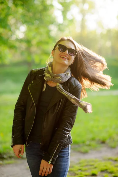 Portrait de la jeune femme joyeuse dans les rayons du soleil . — Photo