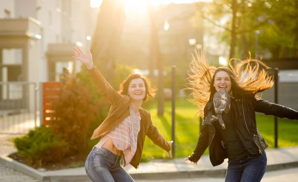Twee vrolijke jonge vrouwen. — Stockfoto