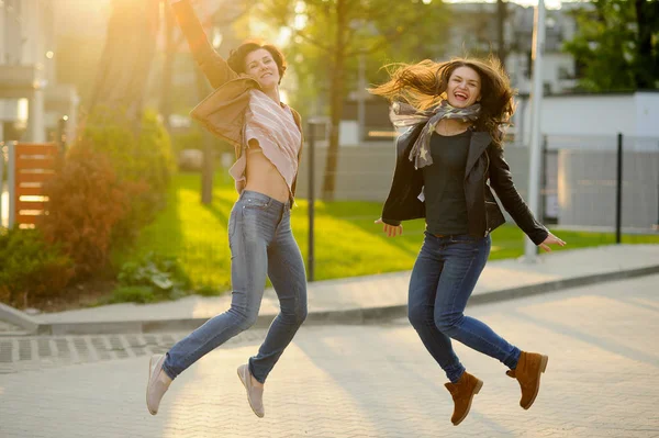 Twee vrolijke vriendinnen — Stockfoto