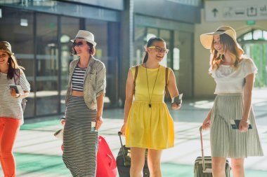 İstasyonda büyüleyici genç turist.