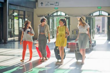 İstasyonda büyüleyici genç turist.