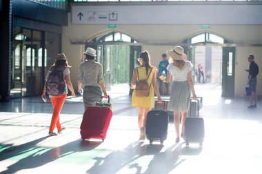 Genç turist istasyonunda grup.