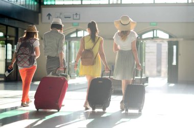 Genç turist istasyonunda grup.