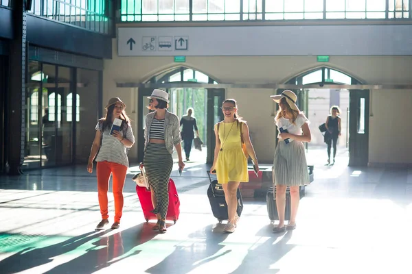 Charming young tourists at the station. — Stock Photo, Image