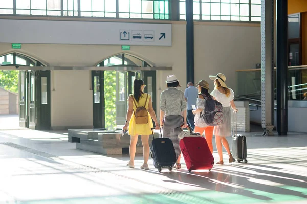 Группа молодых туристов на вокзале . — стоковое фото