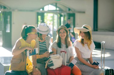 Genç turist uçuş için bekliyor.