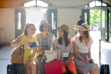 İstasyonda neşeli kızlar.