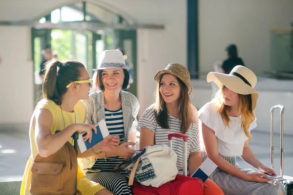 Jóvenes turistas esperando el vuelo . — Foto de Stock