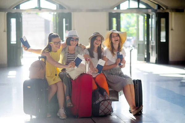 Büyüleyici turistler bir seyahat başına sevinirler.