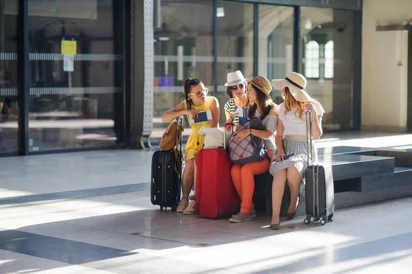 Jóvenes turistas esperando el vuelo . — Foto de Stock