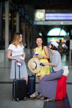 Tren istasyonunun bekleme odasında genç kadın.