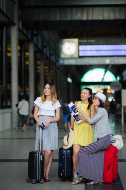 Tren istasyonunun bekleme odasında genç kadın.