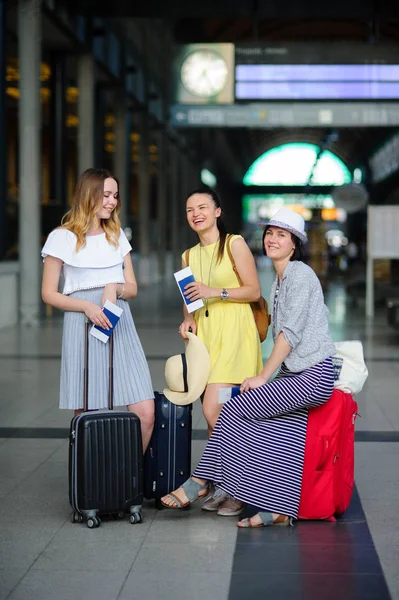 Tren istasyonunun bekleme odasında genç kadın.