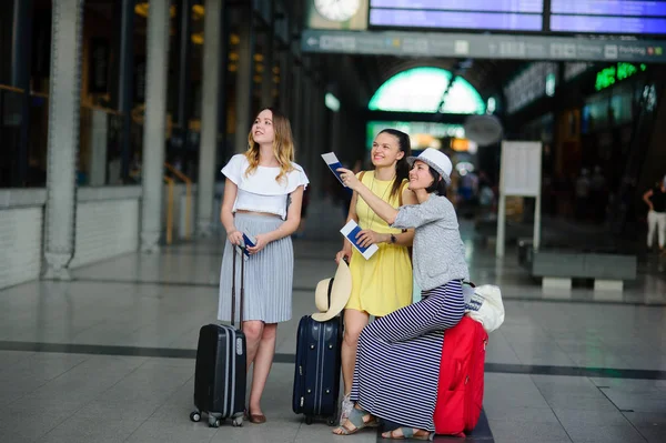 Jovens mulheres na sala de espera da estação ferroviária . — Fotografia de Stock